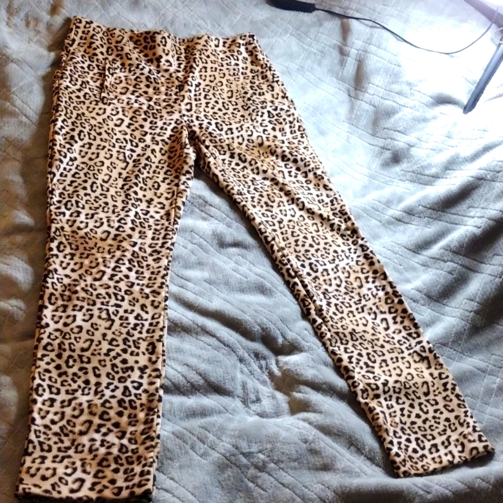 🦋🏵️🦋Leopard Print Chico's Cropped Pants